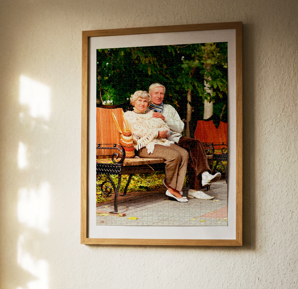 Prezentowe foto puzzle ze zdjęcia, ułożone z 1000 elementów, oprawione i powieszone na ścianie jako dekoracja.
