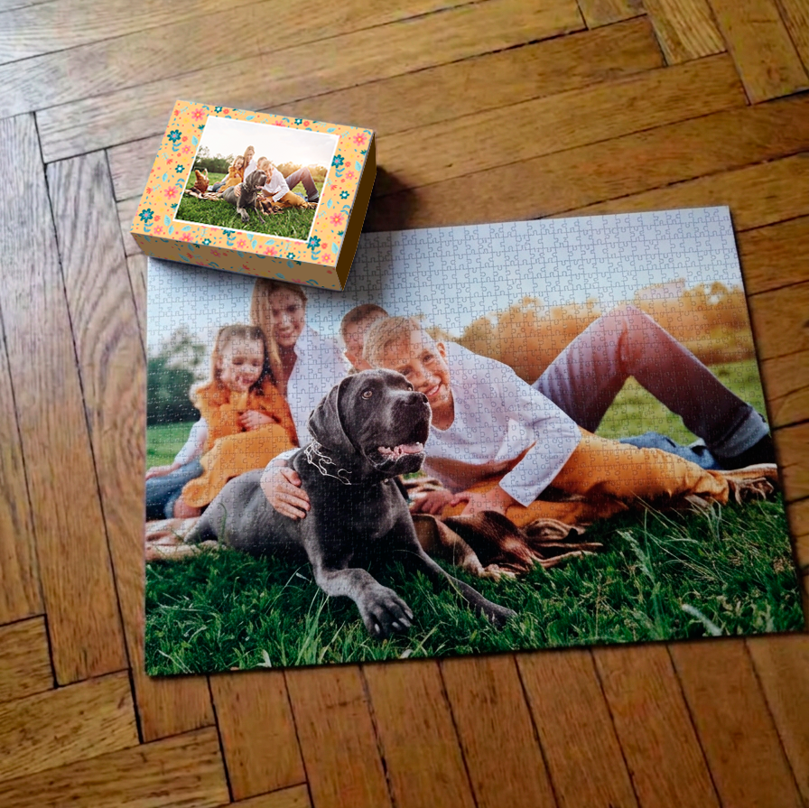 Ułożone foto puzzle ze zdjęcia 1500 elementów i pudełko z wiosennym wieczkiem i zdjęciem.