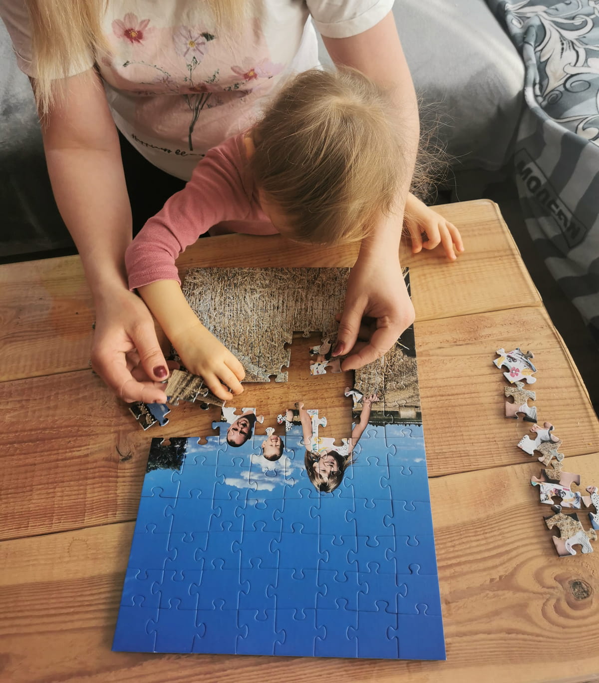 Personalizowane foto puzzle na prezent 100 elementów układane przez mamę i dziecko.