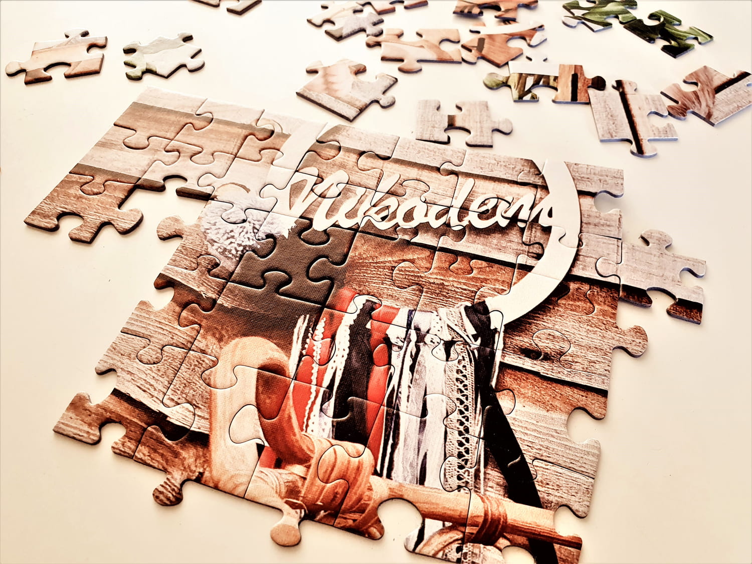 Fotopuzzle 260 elementów z własnym zdjęciem rozsypane do ułożenia.